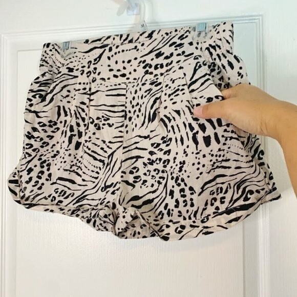 H&M Animal Print Pleated Cotton Cuff Pocket Elastic Waist Lightweight Shorts - Picture 2 of 16